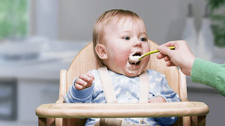 Introducing Solid Foods - When to Start Baby Food | Similac®